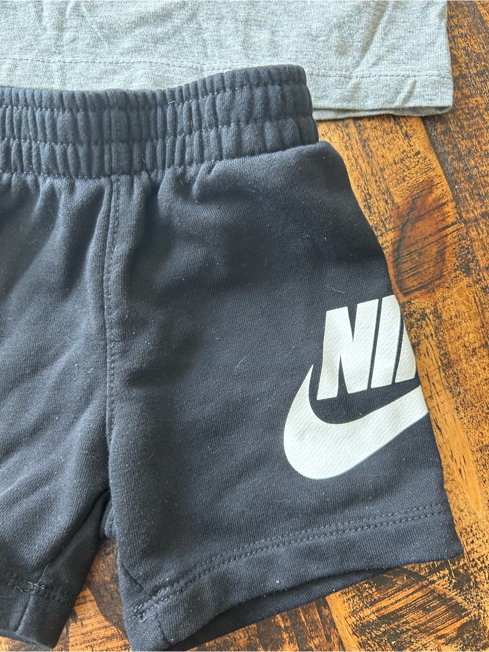 Nike Gray Tee & Black Logo Shorts Kids Set - Picture 4 of 5